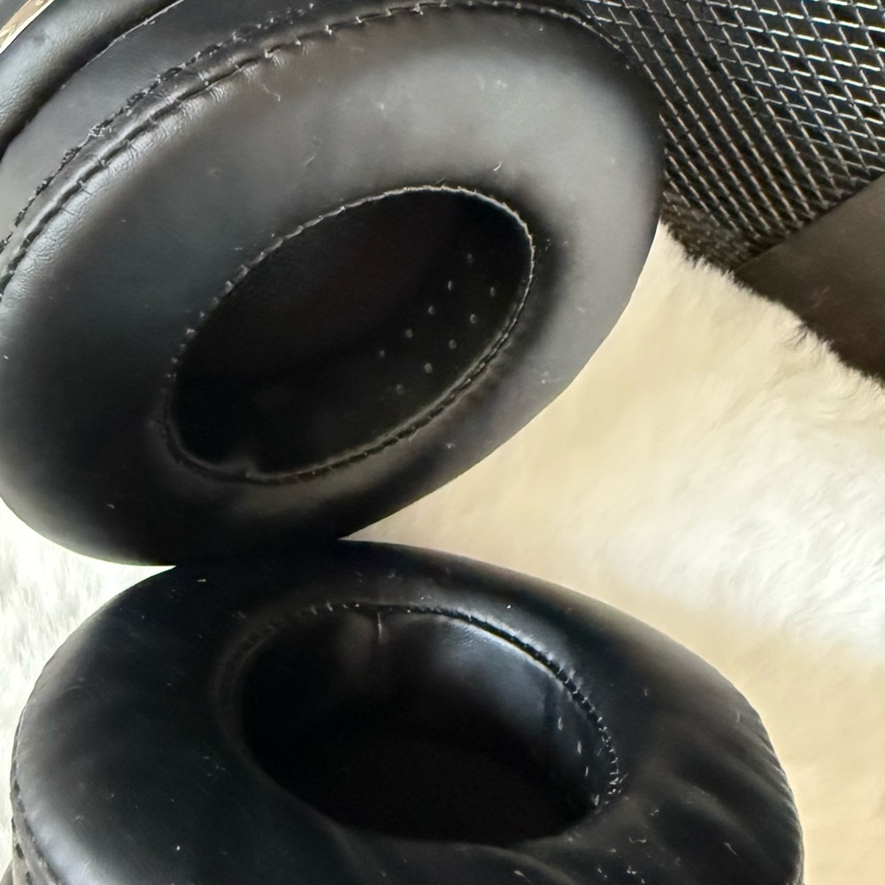 Skullcandy Over-Ear Black Headphones - Sleek Urban Design - Picture 10 of 13